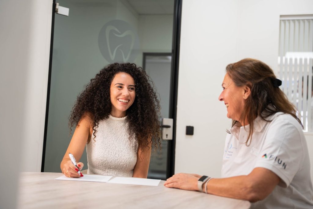 Medewerker van Narcose Tandarts Almere bespreekt het behandelplan met een patiënt