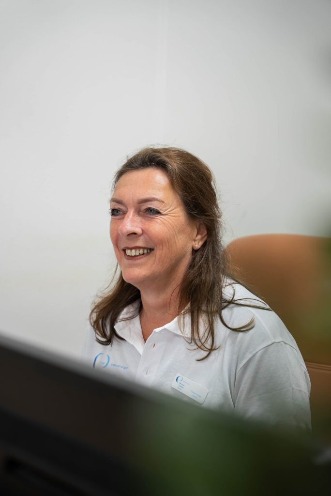 Medewerker aan de balie van Narcose Tandarts Almere