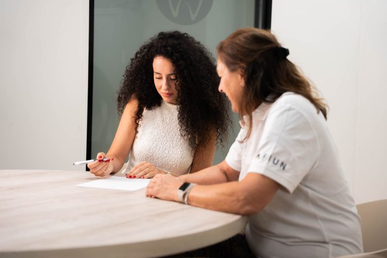 Persoonlijk gesprek tussen medewerker en patiënt bij Narcose Tandarts Almere