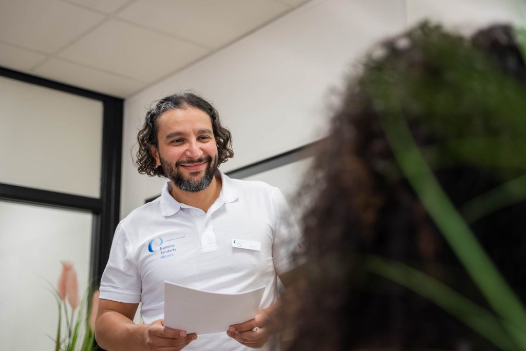 Tandarts geeft uitleg over het behandelplan aan een patiënt